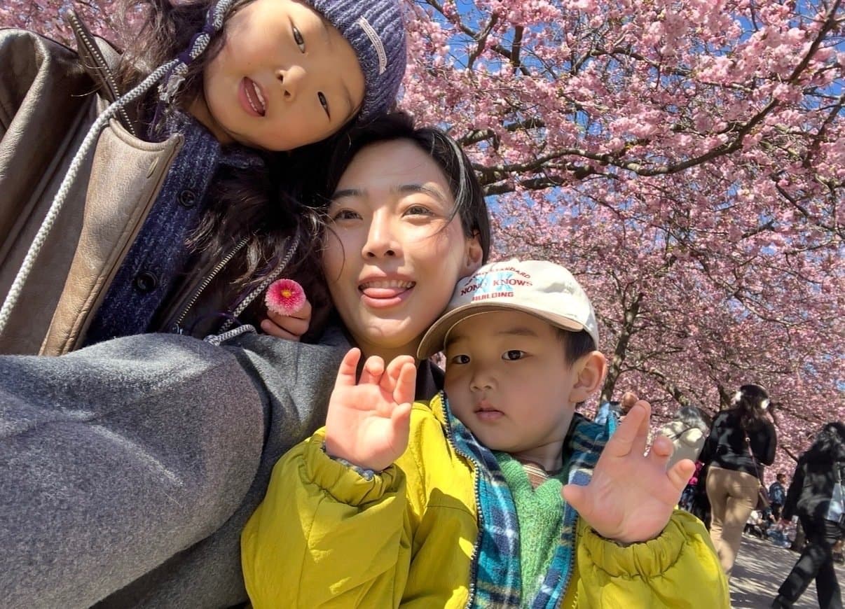 Jimin med sina två barn under körsbärsblommor