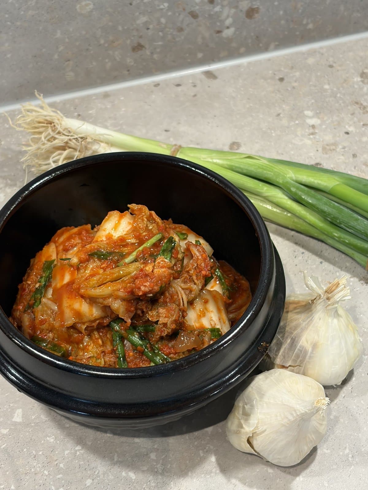 Mammas kimchi i svart skål